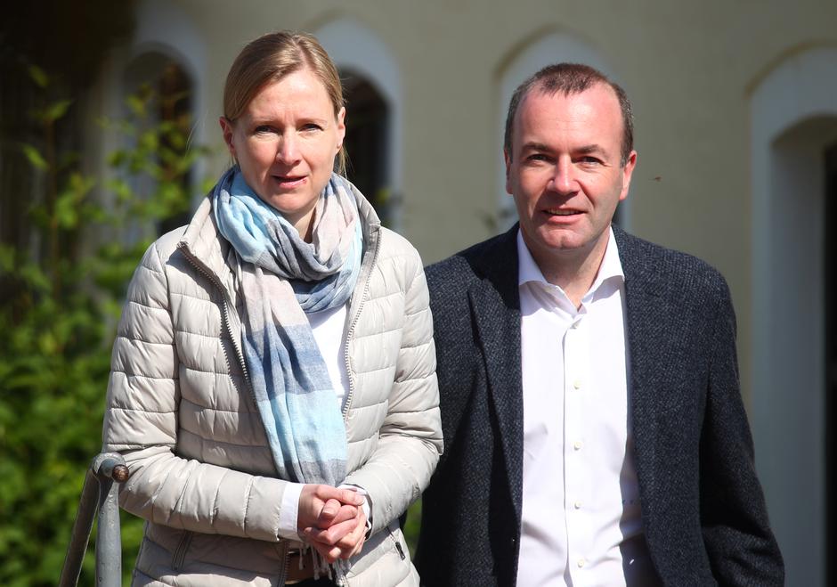Kandidat europskih pučana za čelnika Europske komisije Manfred Weber sa suprugom Andreom