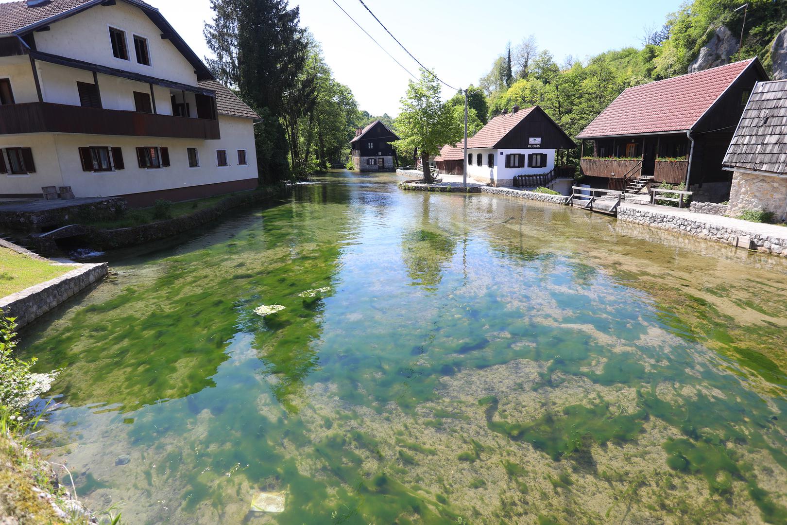 Smješten na rijeci Slunjčici, Slunj je postao poznat zbog Rastoka, slikovitog naselja na rijeci, koje je pravi dragulj prirode. Rastoke se nalaze na mjestu gdje Slunjčica ulazi u Koranu, a njihovo jedinstveno okruženje čine brojni slapovi, mlinovi i drvene kuće, stvarajući poseban dojam kao "mala Venecija".