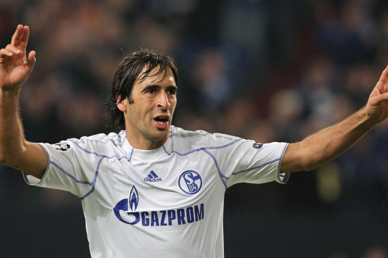 \'Schalke\'s Spanish striker Raul celebrates after scoring the 3-0 during the UEFA Champions League group B football match between FC Schalke 04 and Hapoel Tel Aviv at the Veltins-Arena stadium in Gel