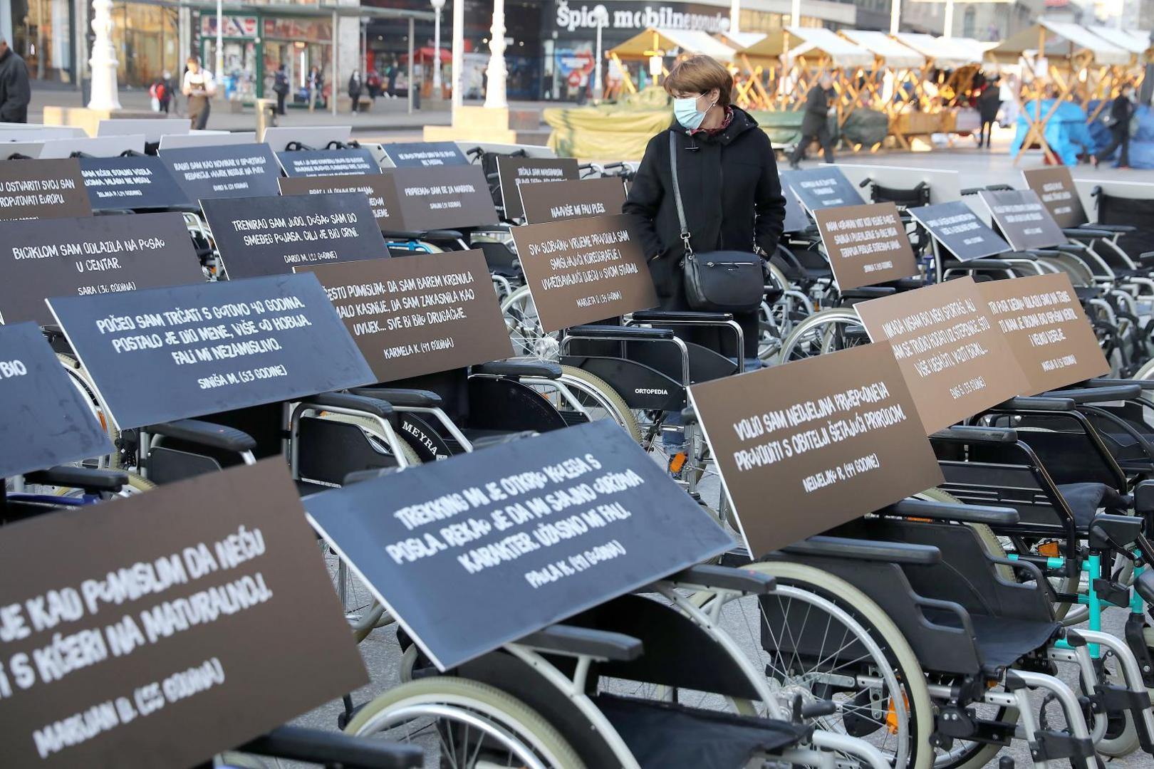 20.10.2020., Zagreb - Postavljanjem 100 invalidskih kolica s porukama koje simboliziraju godisnji prosjek osoba u Republici Hrvatskoj koje, zbog posljedica prometnih nesreca postanu nepokretne i budu primorane na zivot u invalidskim kolicima pocela je akcija na Trgu bana Jelacica. Photo: Patrik Macek/PIXSELL
