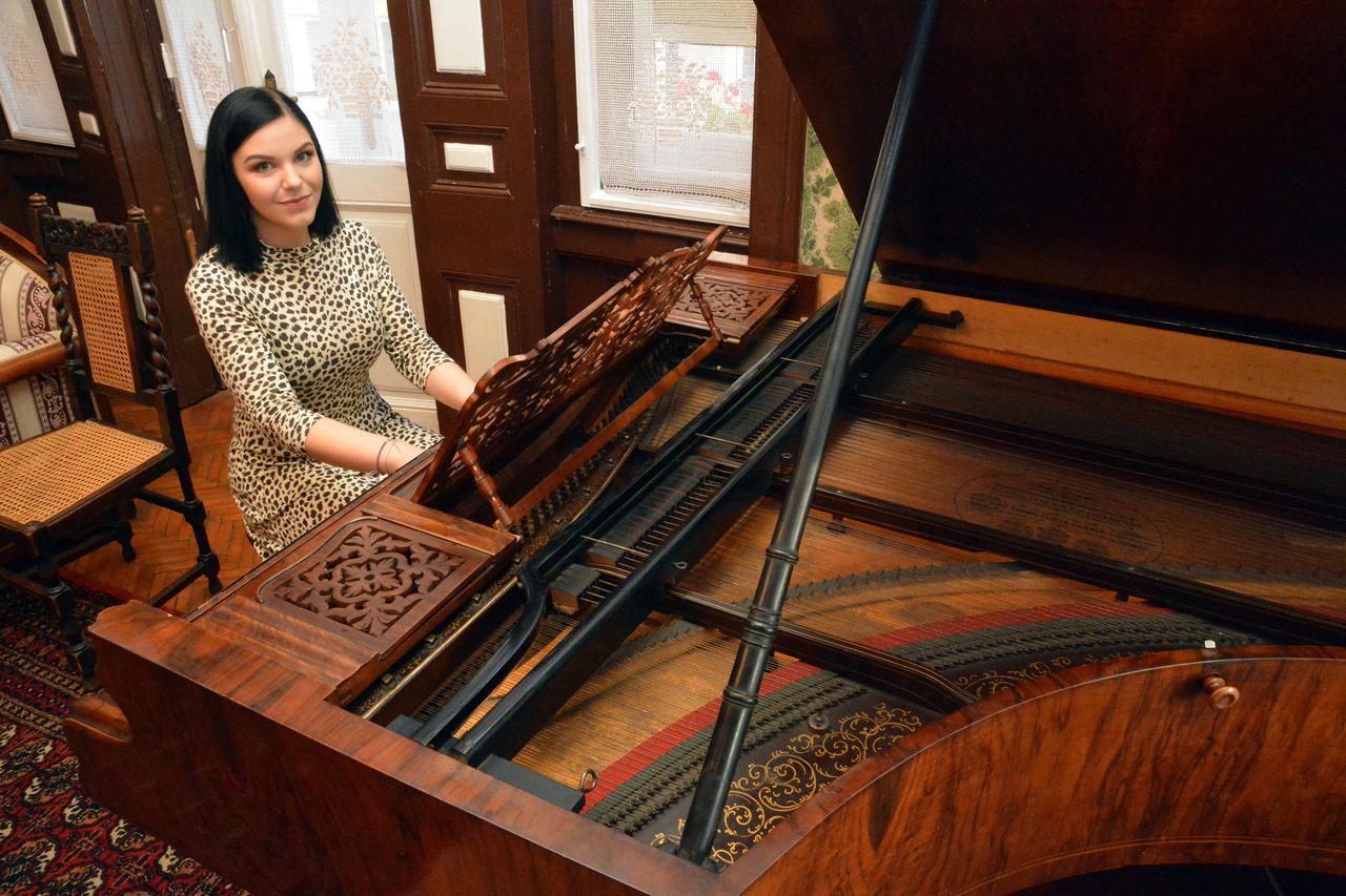 Maturantica Ana Ereš