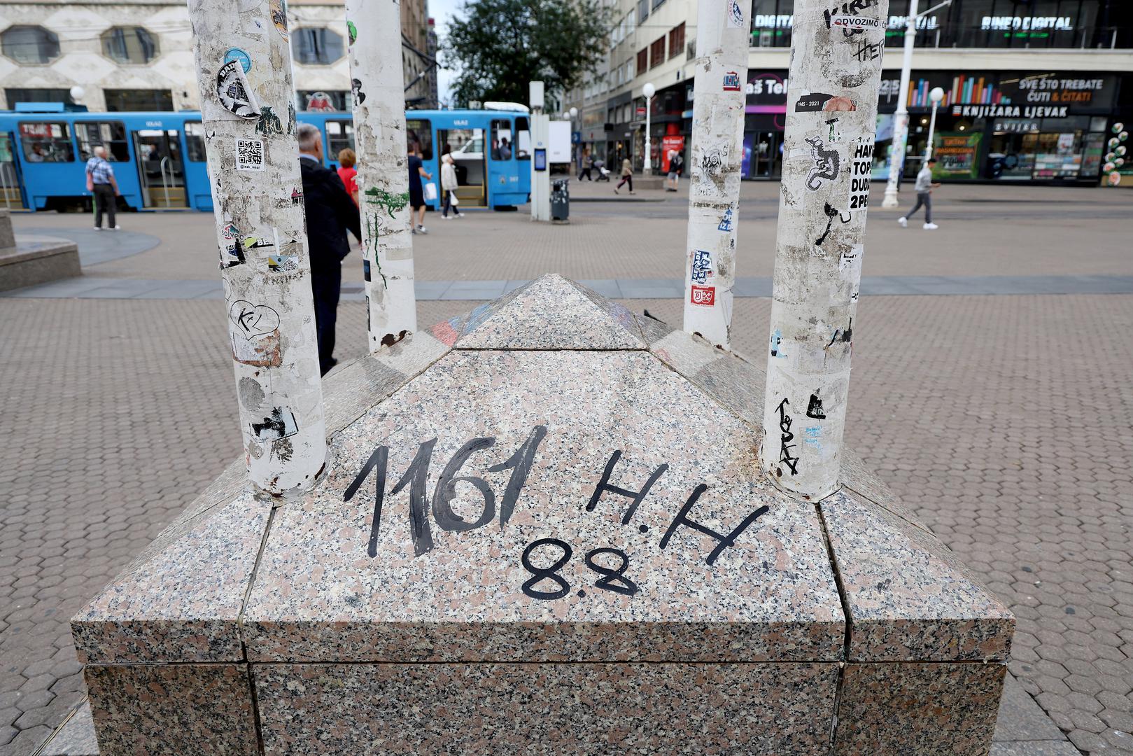 Na postolju javnog sata na Trgu bana Jelačića u Zagrebu pojavili su se pronacistički grafiti – ispisani su brojevi i oznake poput „1161“, „HH“ i „88“. 