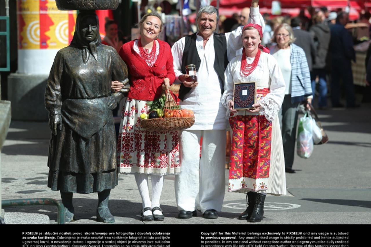 '20.09.2013., Zagreb - Turisticka zajednica kod spomenika Kumici na Dolcu organizirala je projekt Kumice s Dolca. Proizvodjaci s raznih obiteljskih gospodarstava odjeveni u narodne nosnje prodaju proi