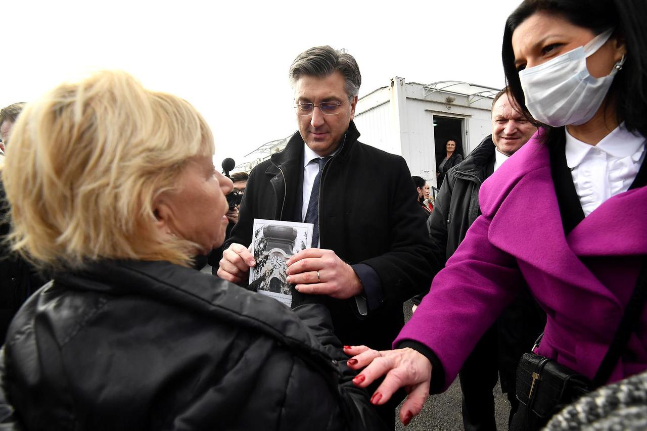 Petrinja: Premijer Plenković sa suradnicima obišao stambeno kontejnersko naselje