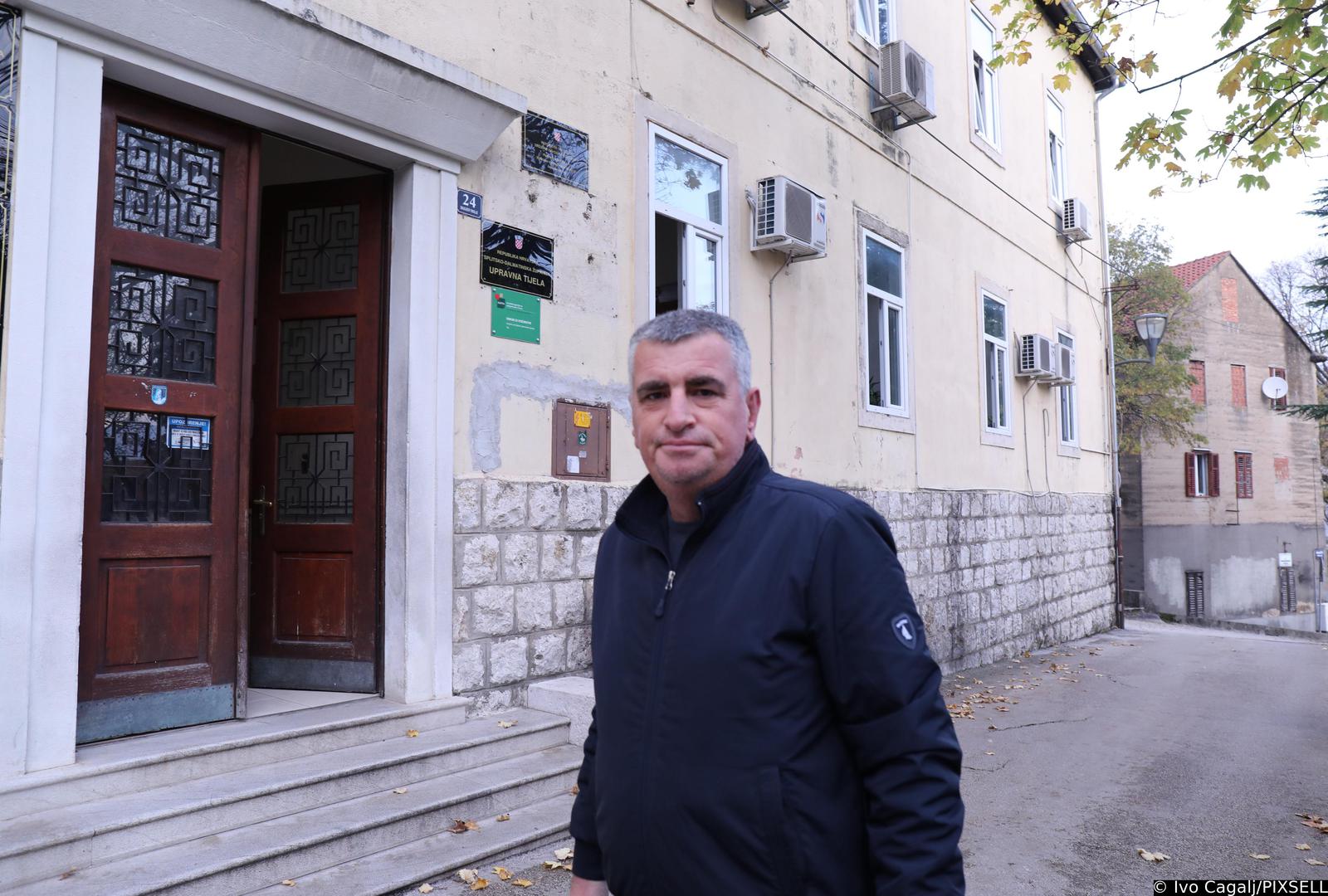 16.11.2021., Sinj - Djelatnici i korisnici sinjske gradske uprave jutros bez poteskoca ulaze u zgradu nakon uvodjenj novih a covid mjera. Gradonacelnik Miro Bulj. 