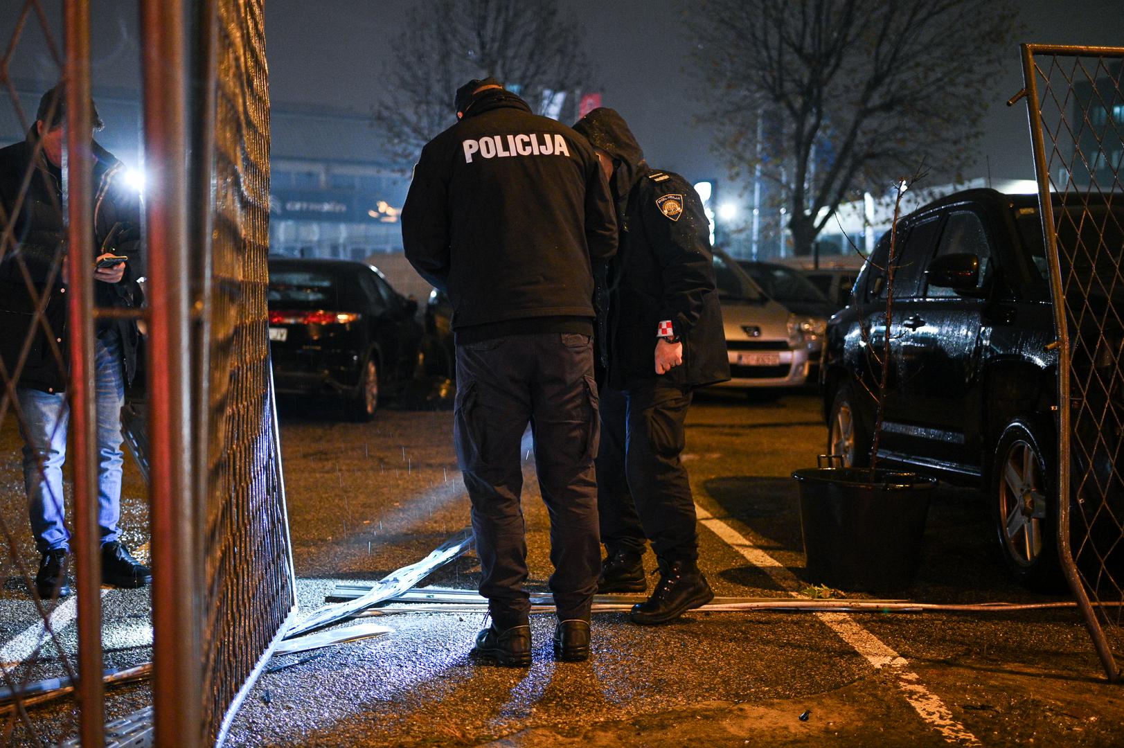 Na terenu su i vatrogasci, ali i policija koja tek mora utvrditi zbog čega je došlo do nesreće, je li vozaču možda pozlilo ili je nešto drugi posrijedi.  