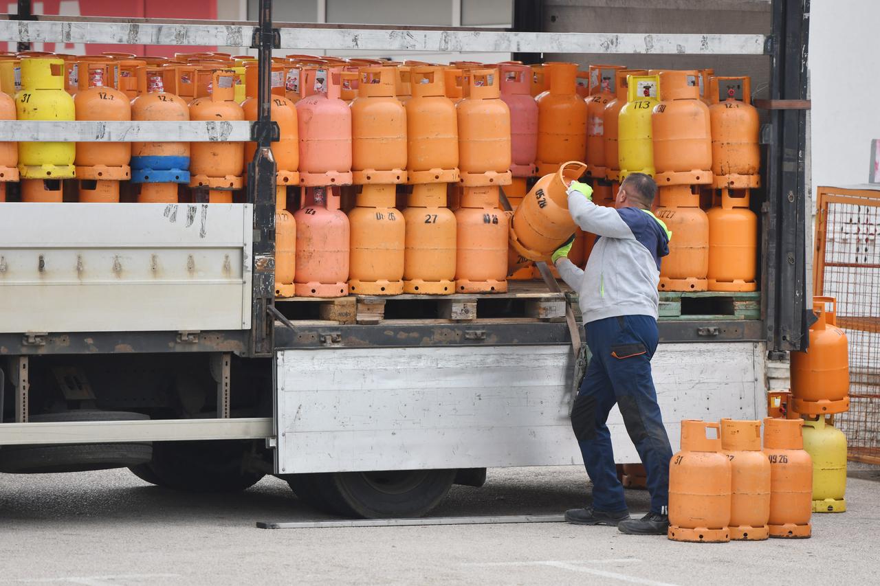 Šibenik: Istovar plinskih boca za ku?anstvo