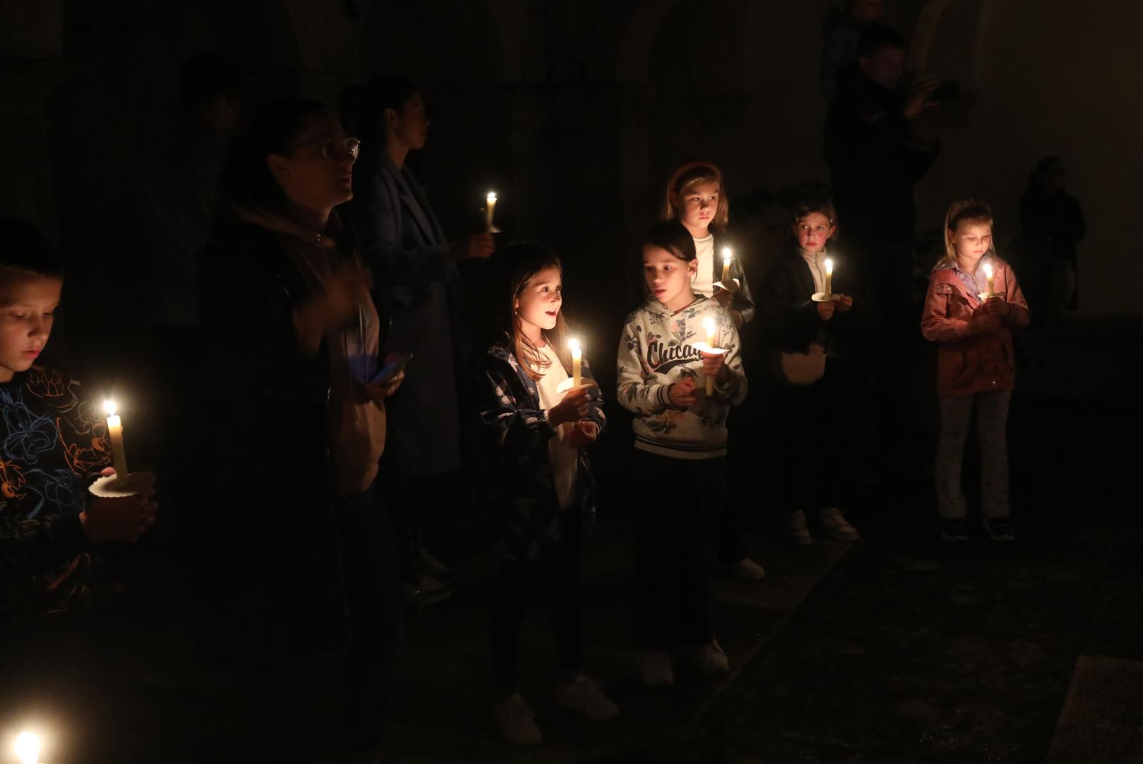Stotinjak djece i njihovih roditelja, iz desetak istarskih župa, učestvovalo je u Holywinu – procesiji sa svijećama i klanjanjem pred Presvetim Oltarskim Sakramentom