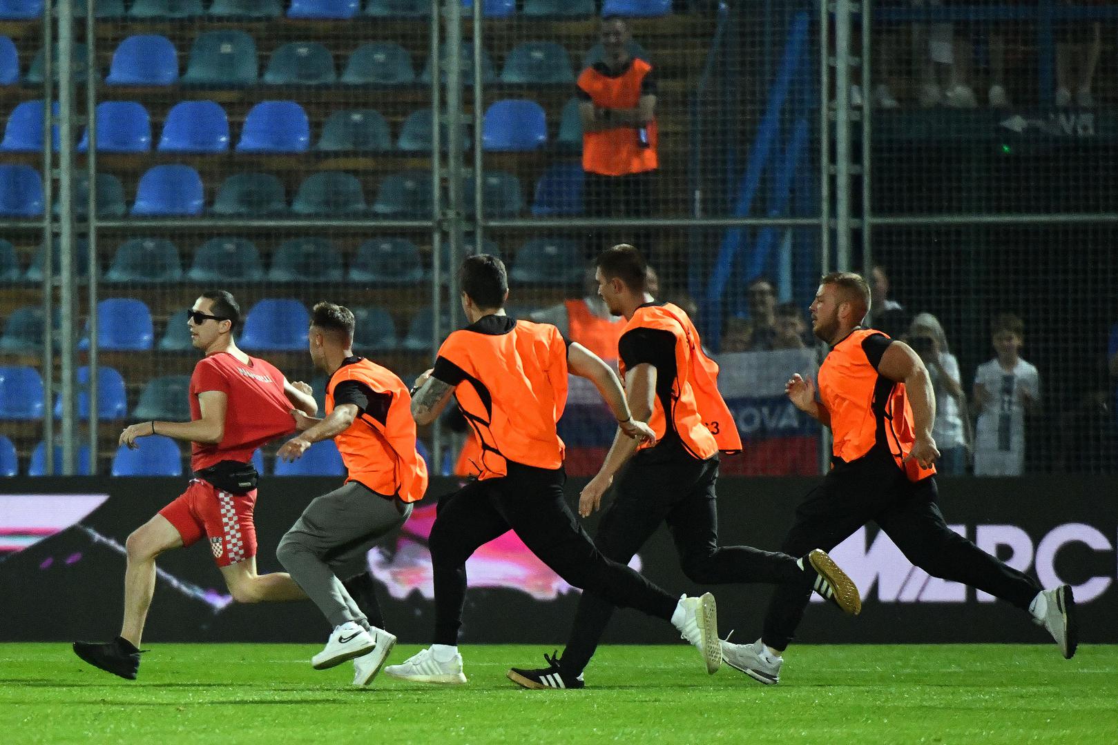 Hrvatska nogometna reprezentacija svladala je Sloveniju s 2-1 (0-0) u Varaždinu, u posljednjoj pripremnoj utakmici prije početka Svjetskog prvenstva idućeg tjedna.