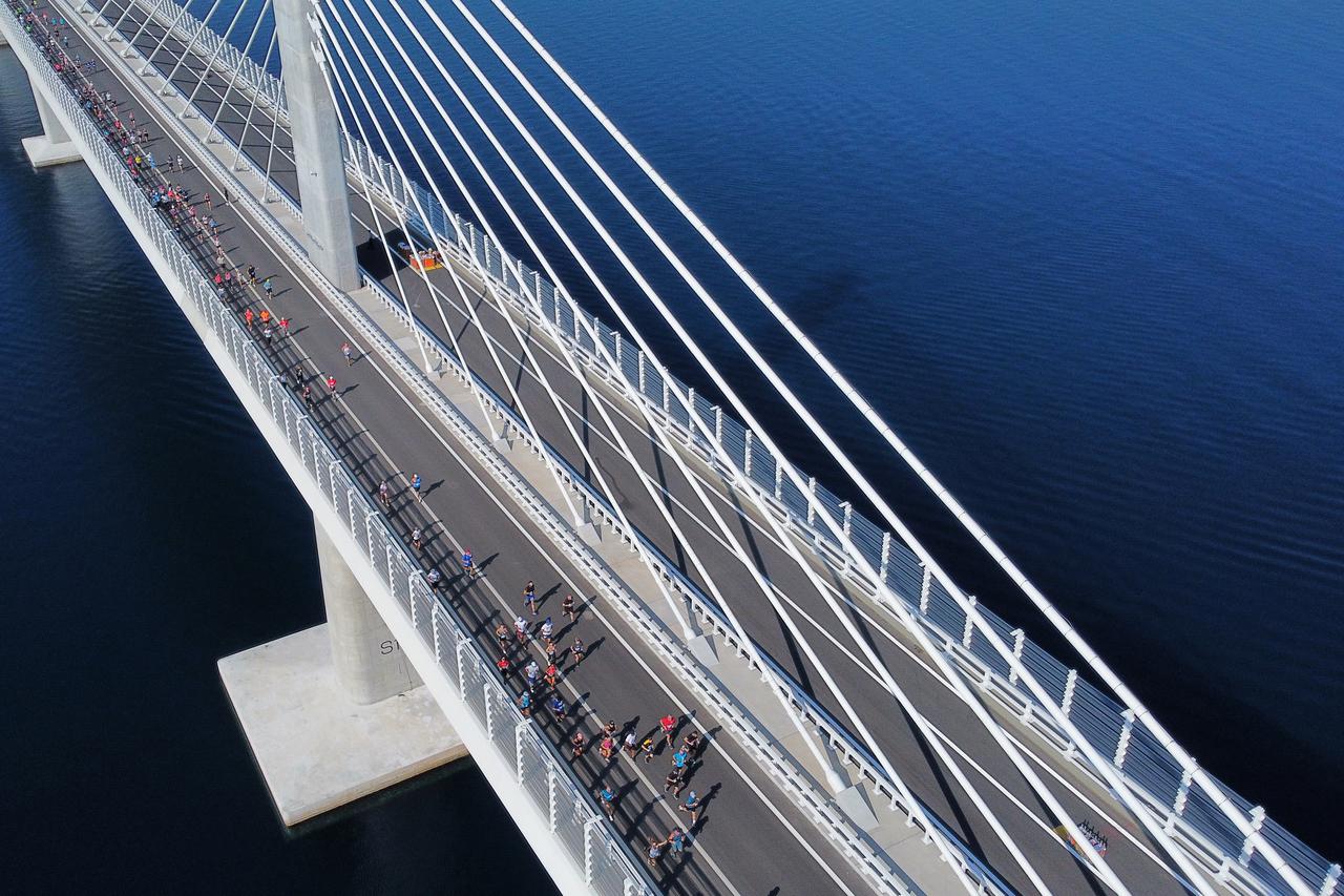 Pogled iz zraka na prvu utrku održanu na Pelješkom mostu
