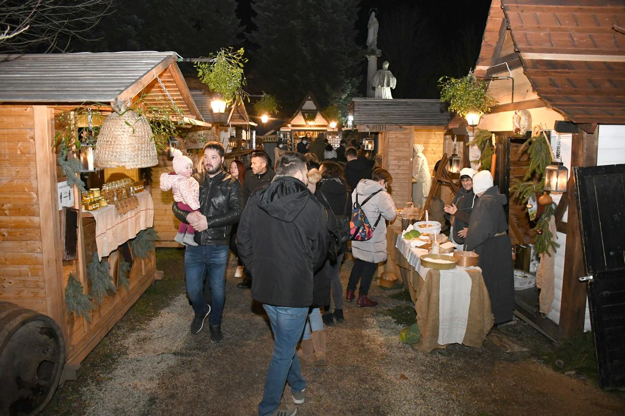 U Koprivnici otvoren Srednjovjekovni božićni sajam
