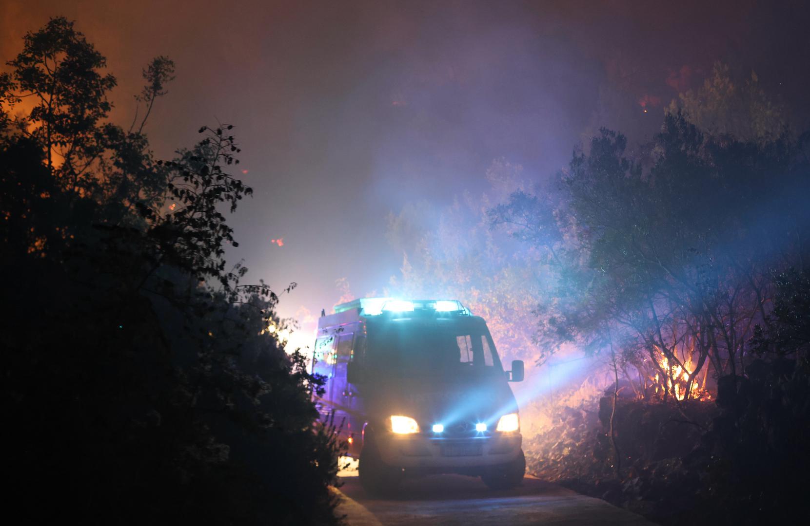 Trenutačno nema otvorenog plamena, no vatrogasci ostaju na terenu i nadziru požarište. Tucaković je kazao da je noć bila iznimno teška.