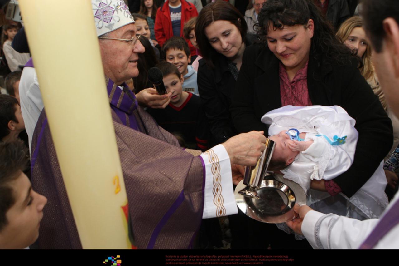 '11.12.2011., Split - U crkvi sv. Maka na Neslanovcu nadbiskup mons. Marin Barisic krstio je Kristinu-Lukreciju Mamic, necakinju nedavno ubijene casne sestre Lukrecije Mamic. Uz roditelje Ivana i Mile