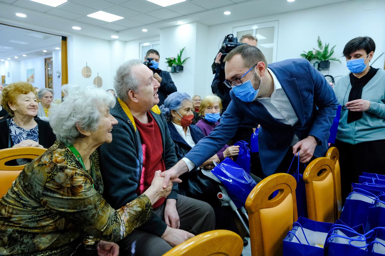 Zagreb: Tomašević uručio poklone korisnicima Doma za starije Park povodom Uskrsa