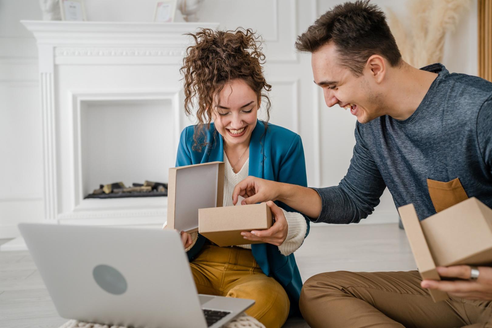 Lav: Lavovi vole ostaviti dojam, a to vrijedi i za njihove poklone. Njihova filozofija je jednostavna: ako nije nezaboravno, nije dovoljno dobro. Dar koji ćete dobiti od Lava često je glamurozan, skupocjen ili dizajnerski, ali ono što je ključno – on dolazi s dozom teatralnosti. Lavovi vole vidjeti oduševljenje na licima svojih bližnjih i neće štedjeti da to postignu.