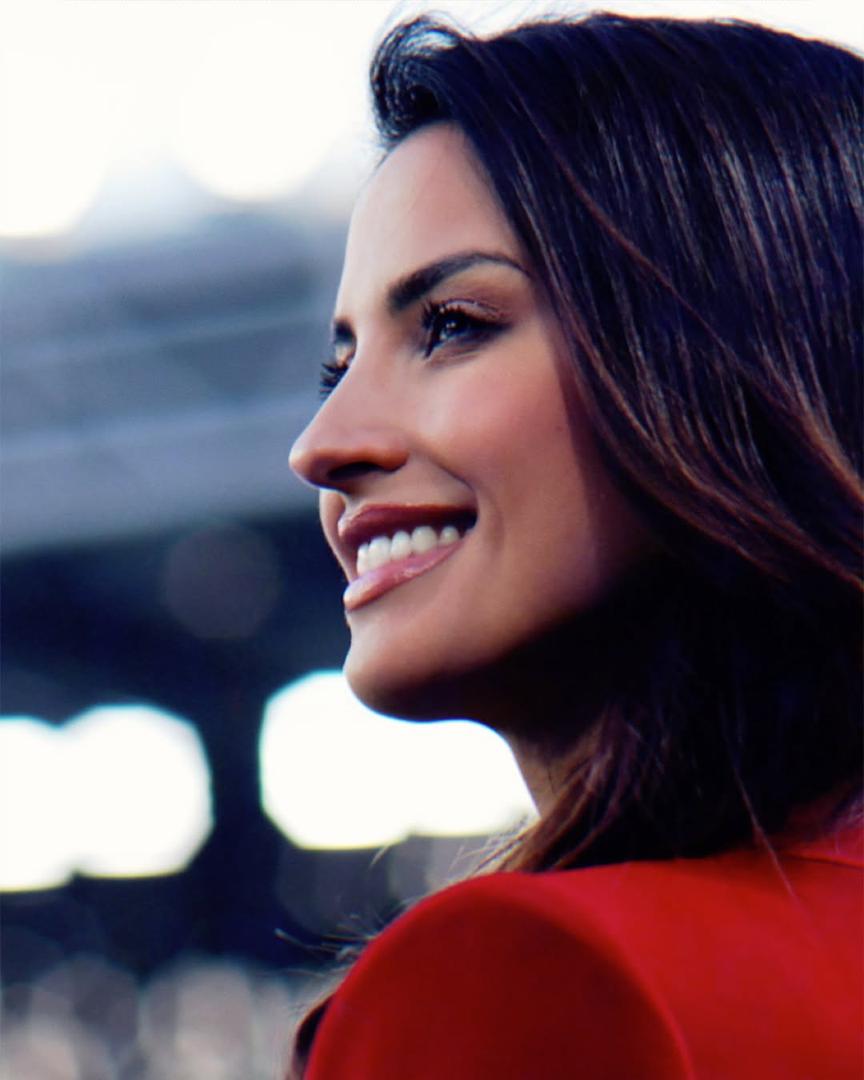 Iako je danas zvijezda sportskog novinarstva, njezin put do televizije nije bio uobičajen. Rođena Sicilijanka školovala se za odvjetnicu i položila pravosudni ispit, no život ju je odveo u drugom smjeru nakon izbora za Miss Italije 2010. godine