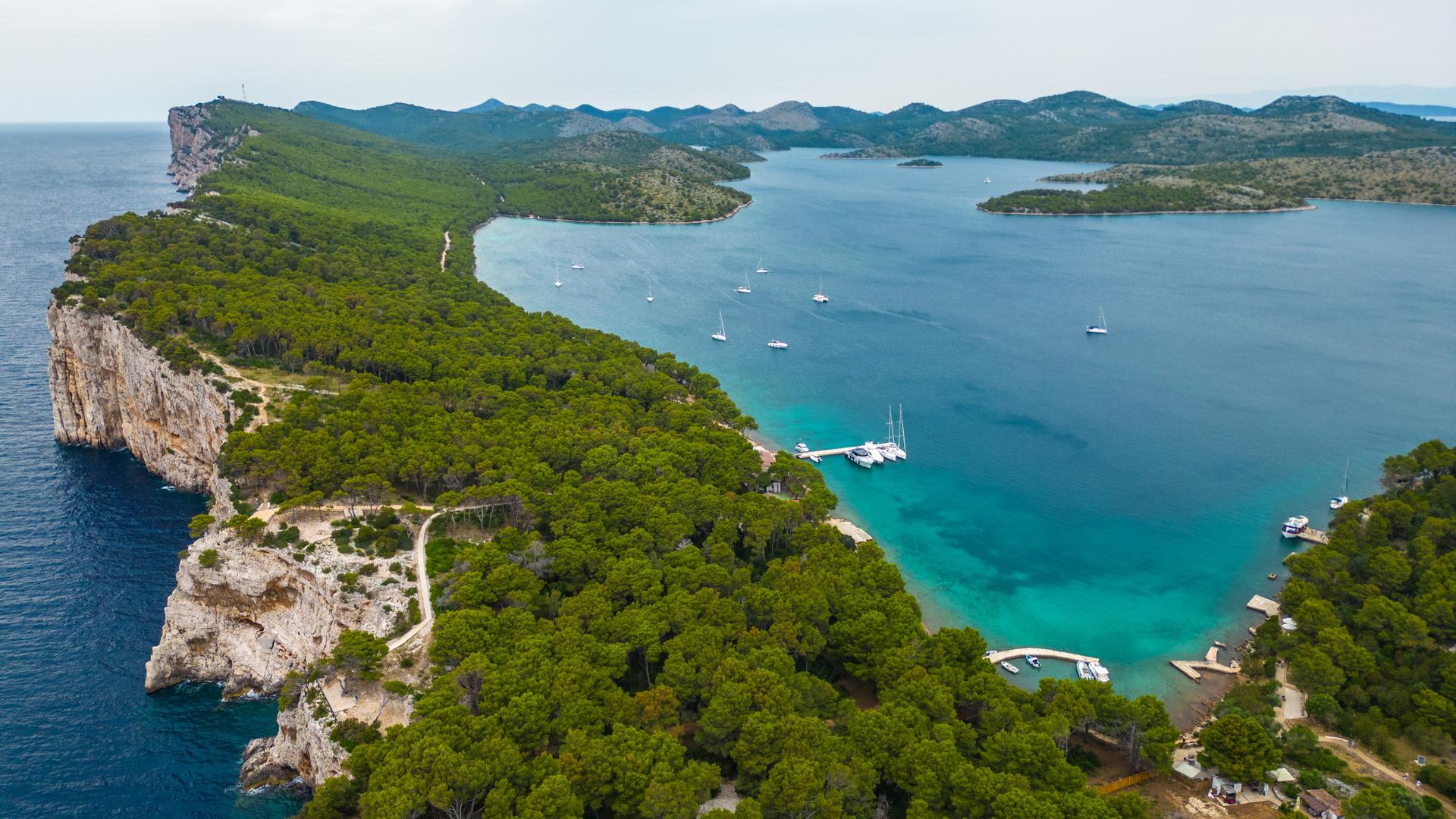 4. Telašćica (Dugi otok): Za one koji traže morski predah – park prirode Telašćica oduševljava strmim klifovima, slanim jezerom Mir i uvalama u kojima ćete se osjećati kao da ste sami na svijetu. Iako je do njega lakše stići ljeti brodom, upravo izvan sezone skriva svoj najmirniji šarm.