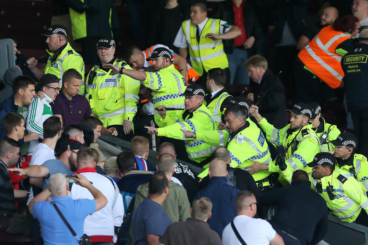 Neredi na utakmici Burnley - Hannover