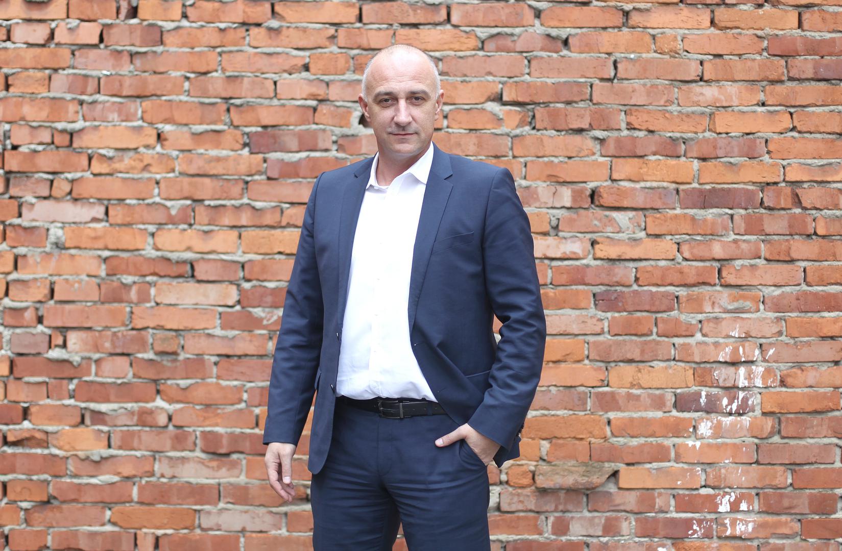 Suočeni s odlukom velikog partnera, HDZ-a, da na izbore ide samostalno, HNS i HSLS našli su se u problemu. No od ideje da idu zajedno se, izgleda, odustalo jer se HSLS ne slaže da na listi bude i SDSS. Pa će HSLS vjerojatno samostalno.