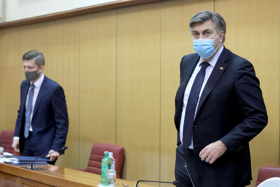 Zagreb: Saborski zastupnici nose različite zaštitne maske