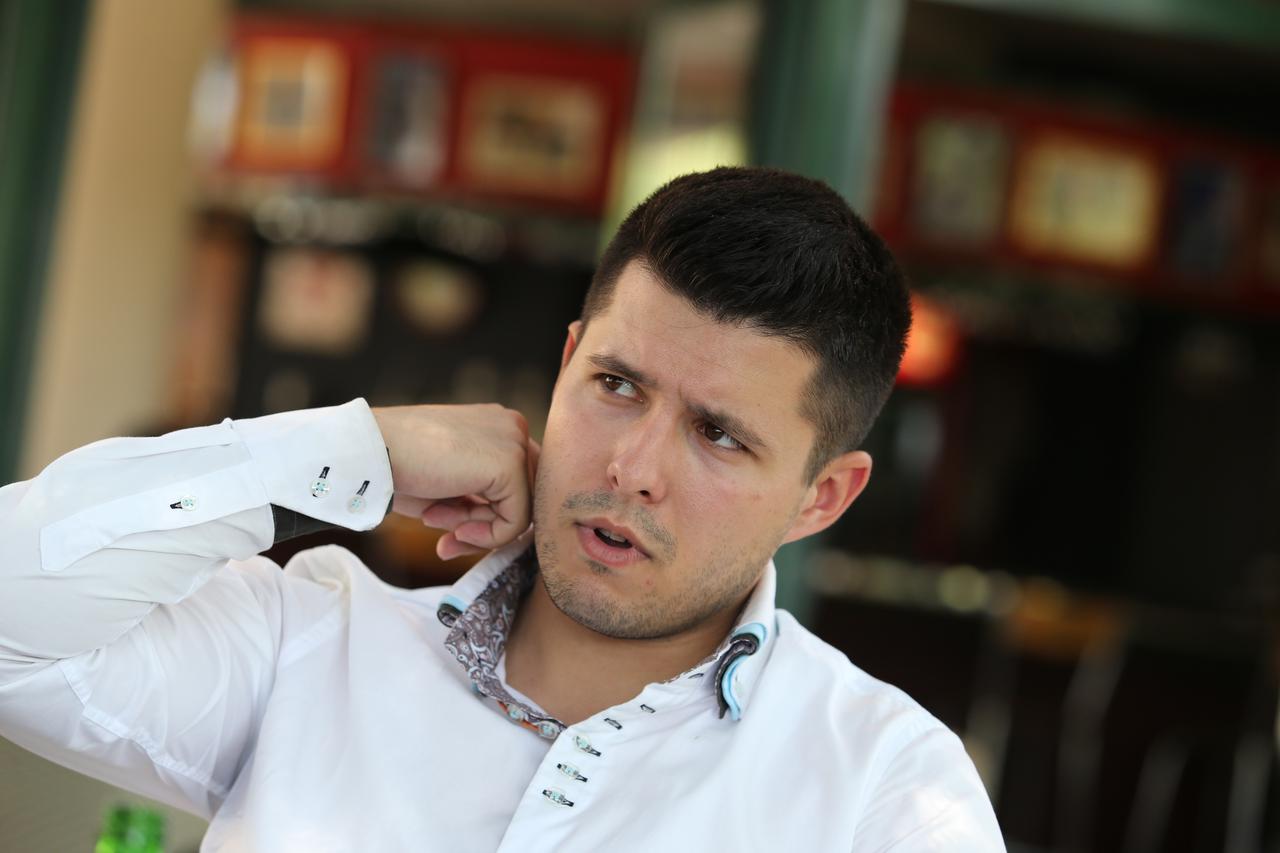 08.07.2015., Vrgorac - Grad u ozracju nadolazecih prijevremenih izbora za gradonacelnika i gradsko vijece grada Vrgorca koji su nedelju. Vidljiva bitka medju kandidatima je ona plakatima i banerima postavljenim na prometnicama Kandidat Nezavisne liste Ant