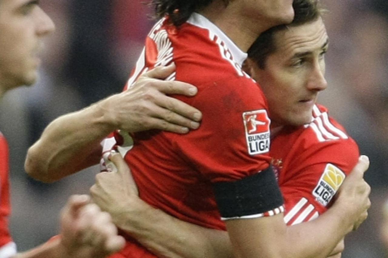 'Bayern Munich\'s Mario Gomez (L) and Miroslav Klose celebrate a goal during their German Bundesliga first division soccer match against Bayer Leverkusen in Munich November 22, 2009.   REUTERS/Michael