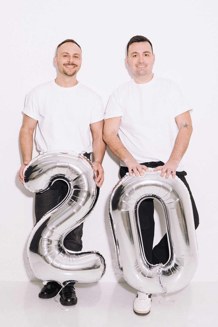 Upoznali su se na fakultetu prije 20 godina, pokrenuli modni brand kao dio studentske prakse, a danas su jedan od najuspješnijih i najdugovječnijih modnih brandova kojeg Hrvatice obožavaju. Modni dvojac ELFS ove godine obilježava veliku obljetnicu, a konačno otkrivamo datum modne revije kojom će okruniti prvih 20 godina uspješne modne priče. U ponedjeljak 15. travnja, u Pavilionu 1 Family Malla, ELFS će održati slavljeničku modnu reviju i predstaviti novu kolekciju proljeće/ljeto 2024. 