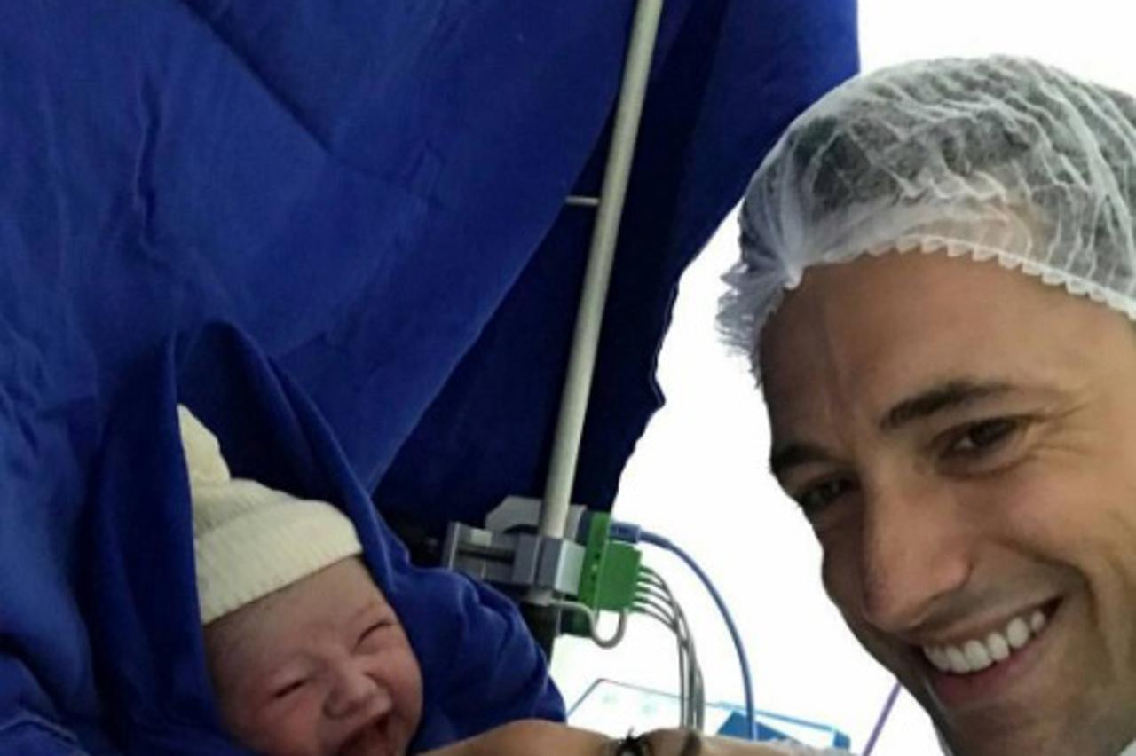 Beba se smije nakon poroda, Instagram