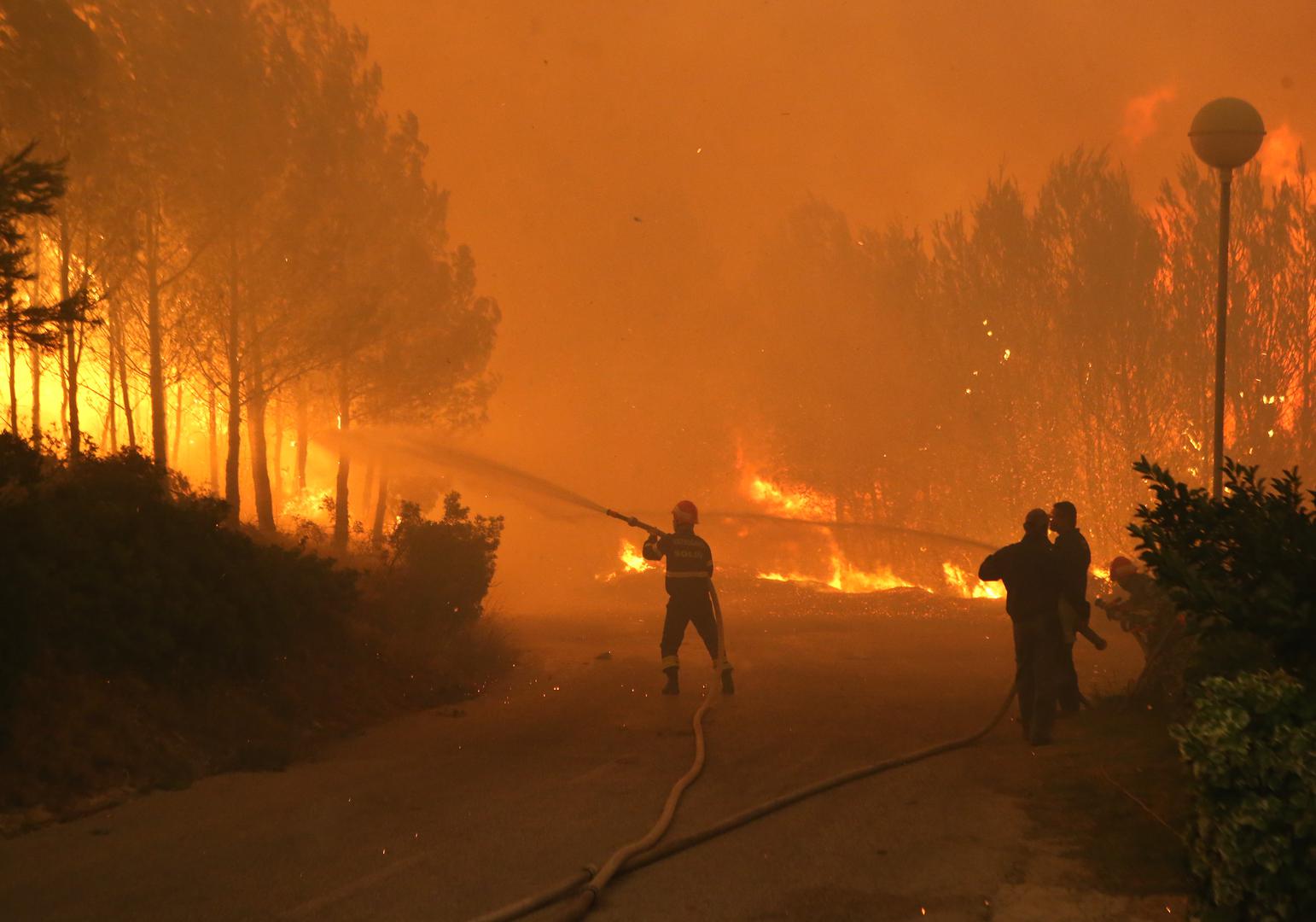 Najdramatičniji trenuci uslijedili su kad se plamen približio odlagalištu smeća na Karepovcu, a potom i splitskim četvrtima Dračevac, Mejaši i Kila. U jednom trenutku, vatra je bila udaljena samo stotinjak metara od brze ceste Solin–Klis, čime je ugrožena i prometna infrastruktura.