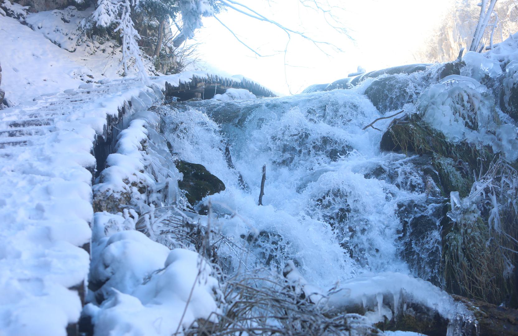 13.01.2024., Plitvicka jezera - Snijeg i debeli minusi zaledili su slapove na Plitvickim jezerima koji mame uzdahe brojnih posjetitelja. Photo: Kristina Stedul Fabac/PIXSELL