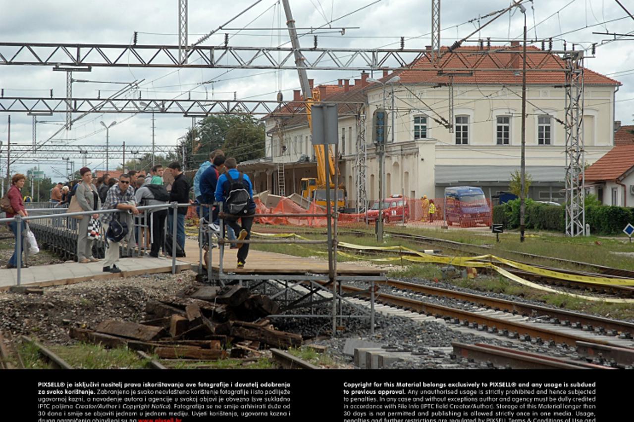 '11.09.2013., Sisak - Obnova sisackog Zeljeznickog kolodvora, kolosijeka i perona traje vec danima, a ovih je dana zapocelo i uklanjanje nadstresnice. Photo: Nikola Cutuk/PIXSELL'