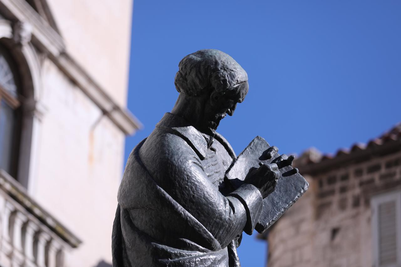 Spomenik Marka Marulića