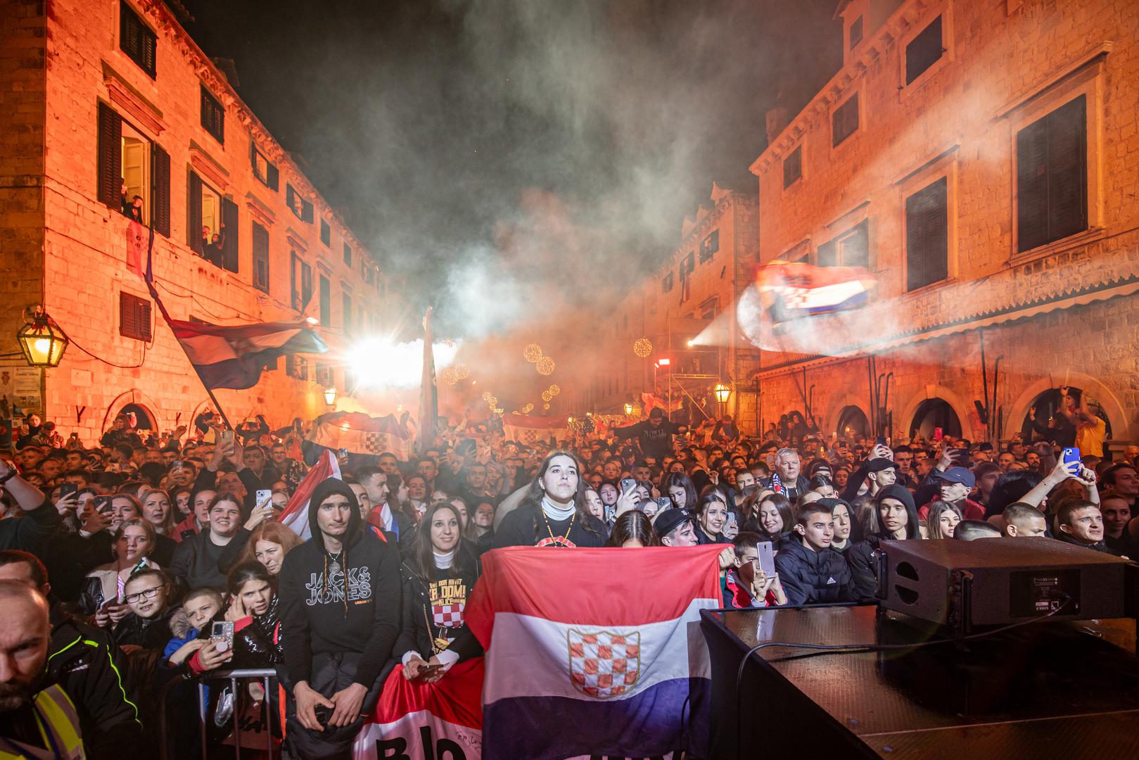 Atmosfera je bila električna od samog početka, a trenutak kada je Thompson stupio na binu i otvorio koncert pjesmom “Duh ratnika” izazvao je erupciju oduševljenja. 
