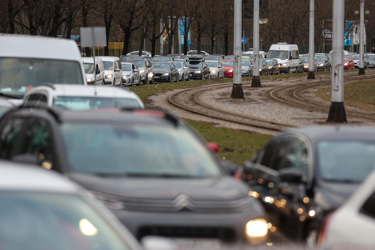 Zagreb: Velike gužve na prilazu Jadranskom mostu zbog gradnje privremene prometnice