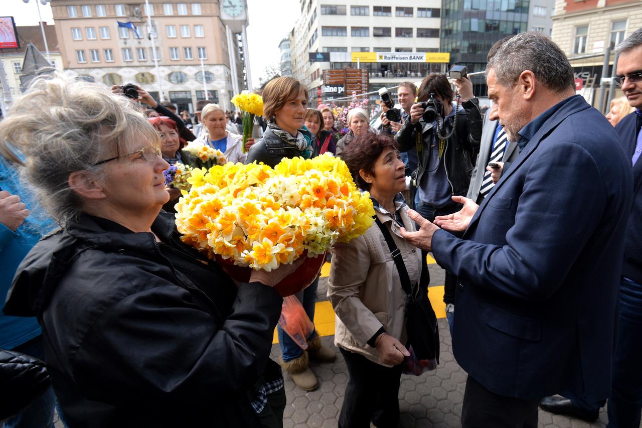 01.04.2016., Zagreb - Romkinja molila gradonacelnika Milana Bandica da joj dozvoli da prodaje vezice za cipele na Splavnici kako ih je i prodavala proslih godina.  Gradonacelnik joj je dopustio i rekao svojim suradnicima da joj rijese dozvolu.  Photo: Mar