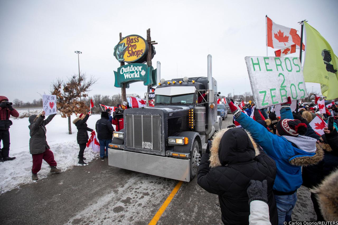 Truckers drive through Toronto on their way to Ottawa to protest COVID-19 vaccine mandate