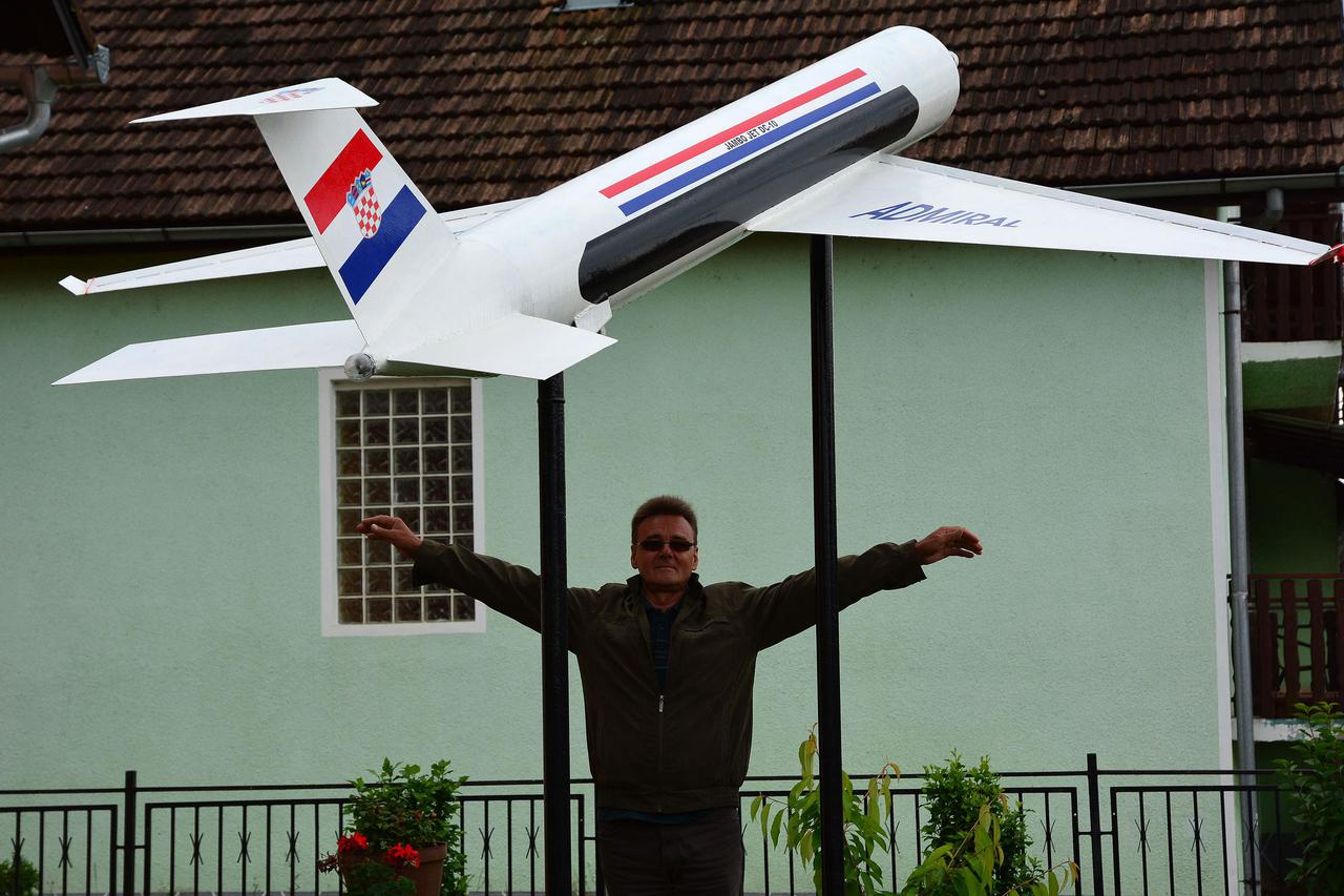 26.05.2015., Pozega - Vlado Nikolic sam je napravio i u dvoristu svoje kuce postavio maketu aviona dugu 3,5 metra. 