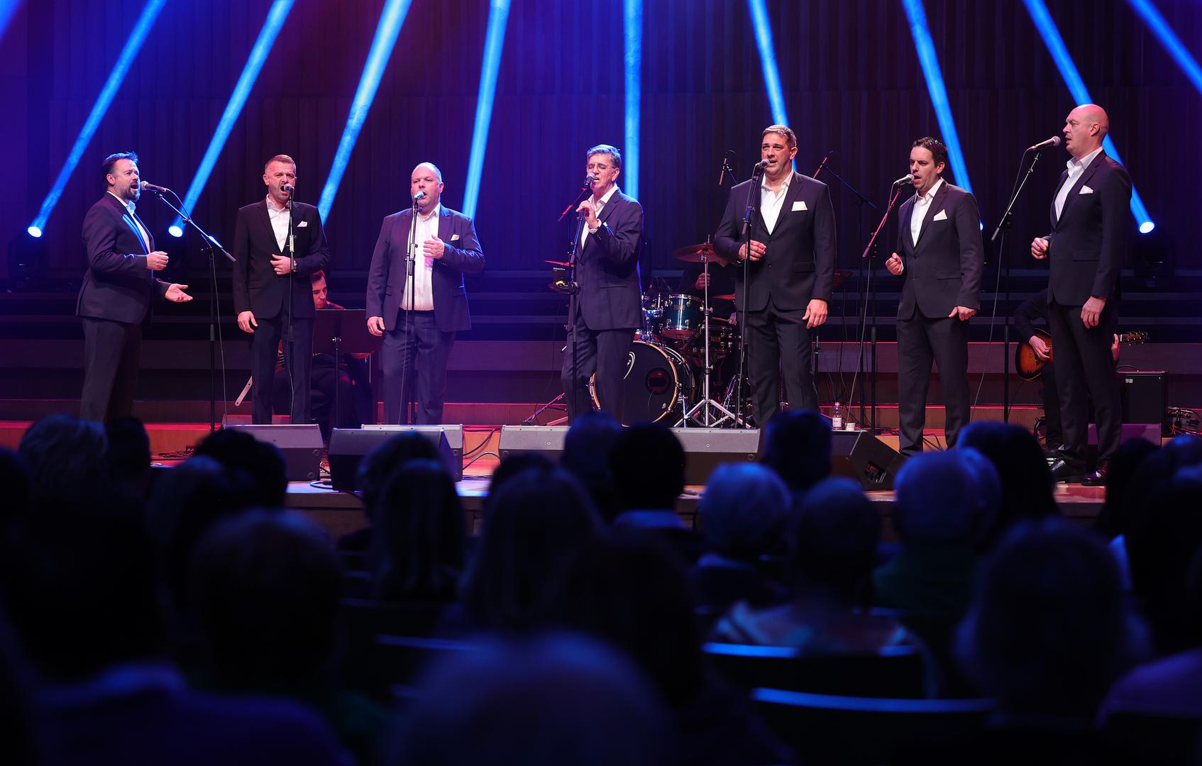 - Amulić je u top formi, ovako nije bio u životu. I ova omladina oko njega, ovi moji momci iz Rišpeta koji su puno mlađi, daju mu tu energiju, daju mu tu snagu da on krene dalje i on se s njima totalno pomladio i zapravo je dobio na tom jednom ludilu, kako bi mi rekli u Splitu - rekao je Kozomara.