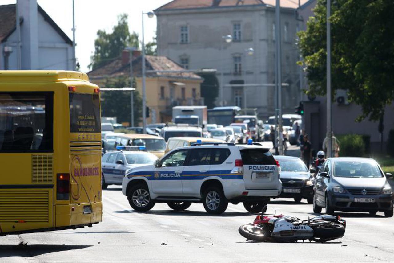 nesreća, poginuo motorist (1)