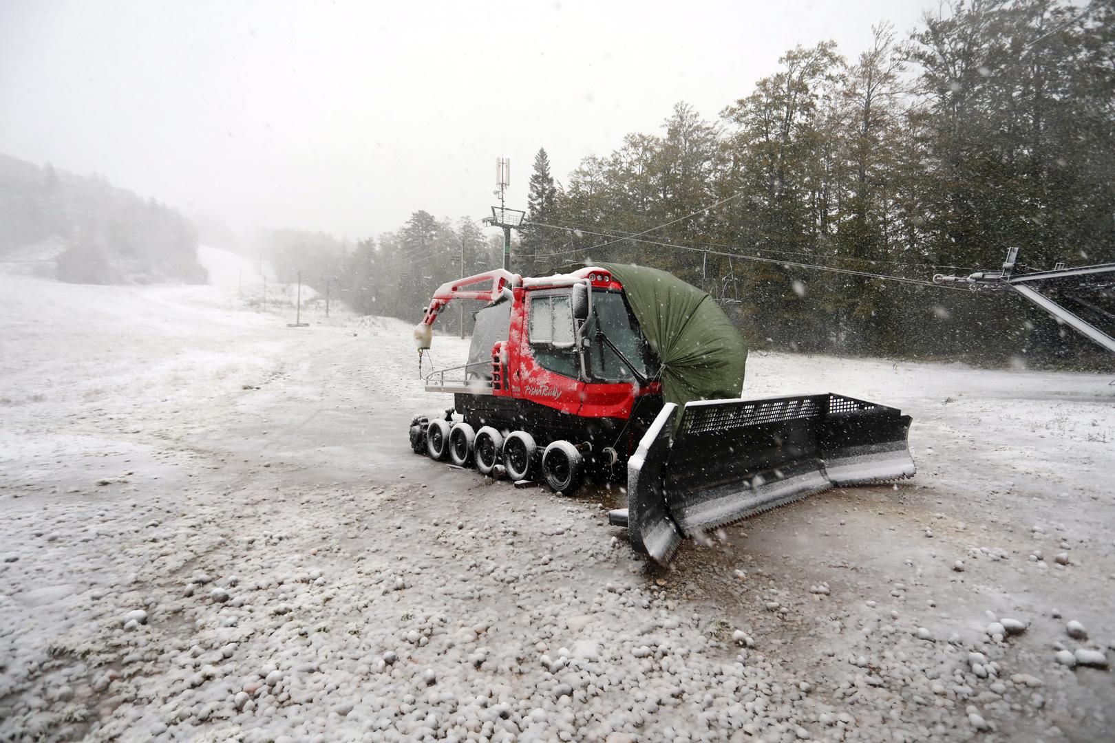  Kamere s vrha Radeševa pokazuju bijeli pokrivač, a meteorolozi upozoravaju da bi ovo mogao biti znak hladnije i snježnije zime nego u posljednjih nekoliko godina.
