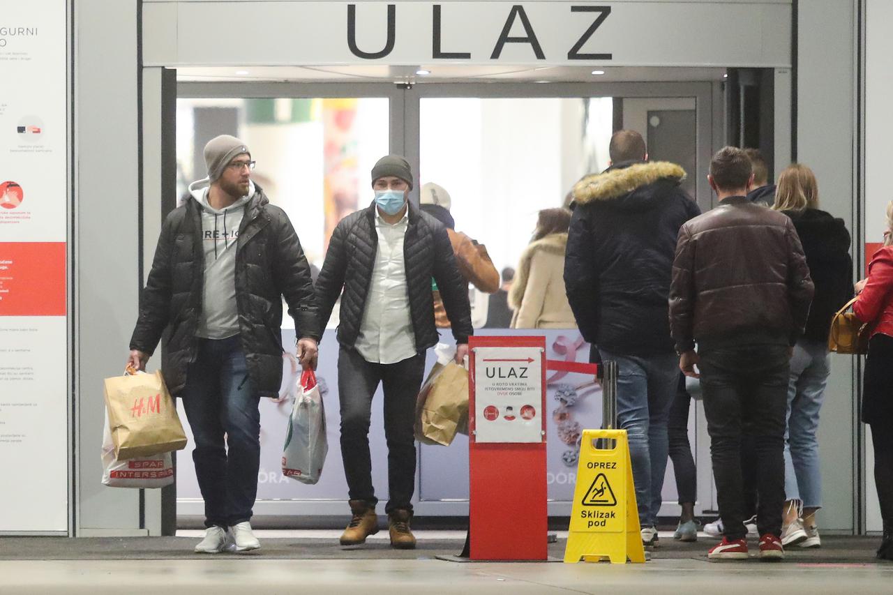 Gužve ispred zagrebačkih trgovačkih centara zbog Black Fridayja