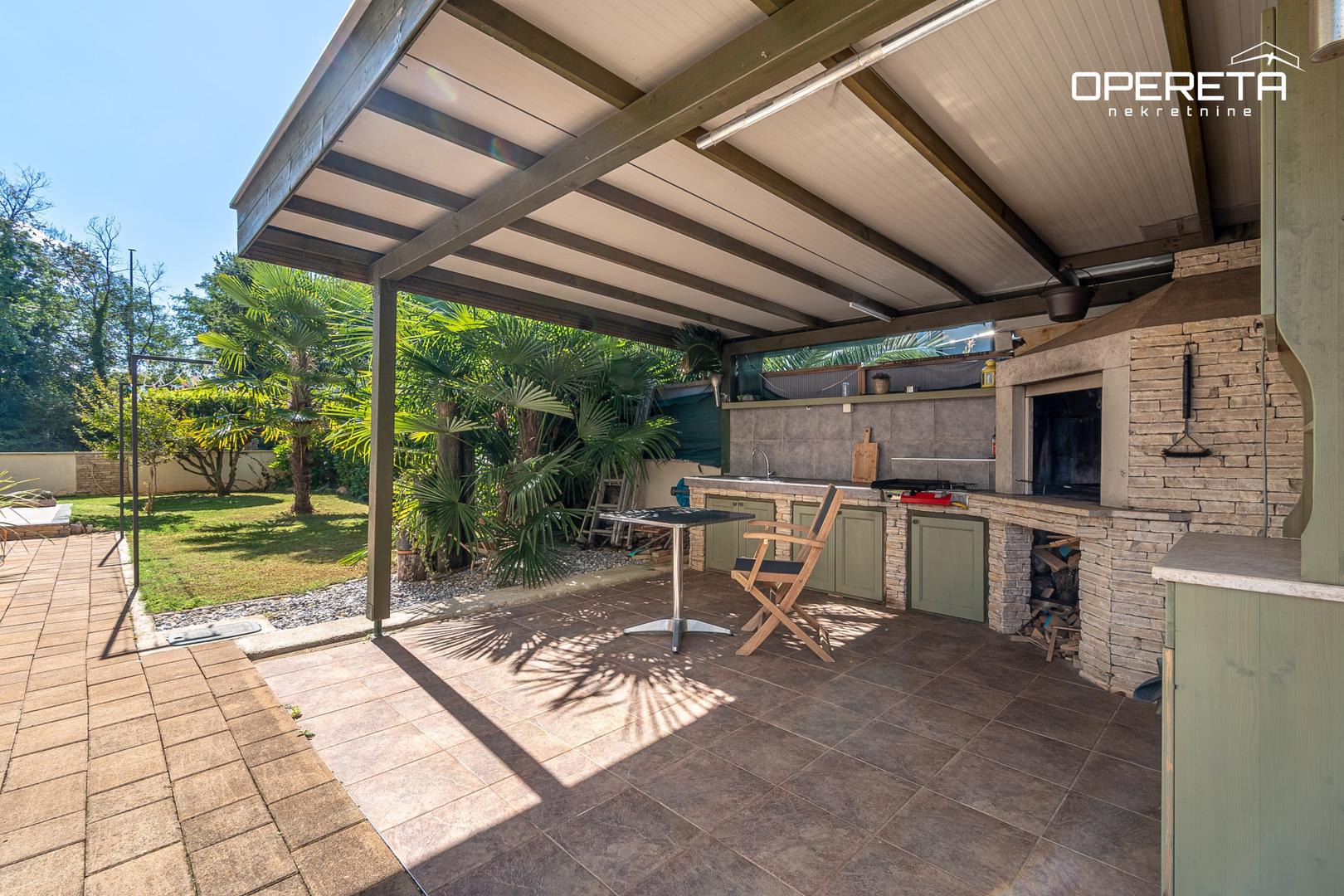 U dvorištu se nalazi i potpuno opremljena ljetna kuhinja s grilom, krušnom peći te priključcima za vodu i struju, kao i dodatna ostava.