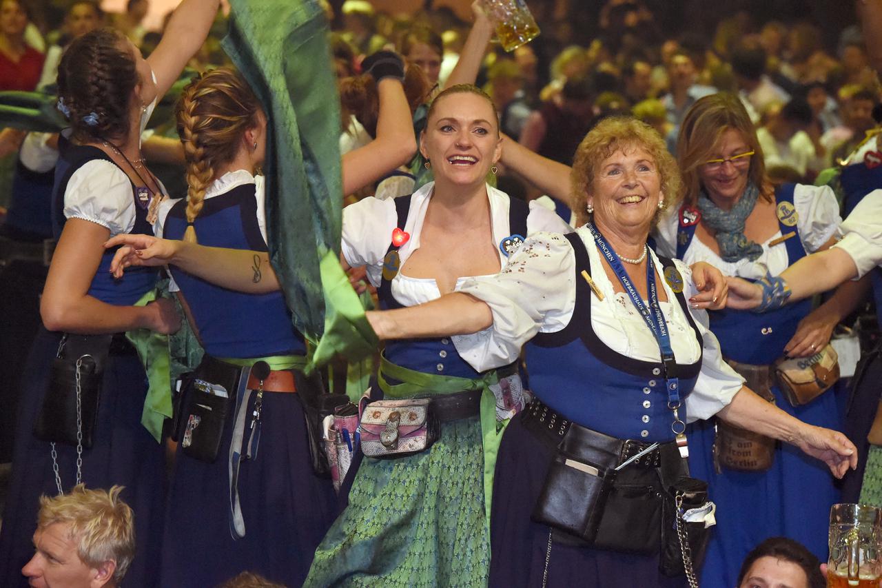 Servers celebrating in the Hofbraeu tent during the finale of the 183rd Oktoberfest in Munich, Germany, 3 October 2016.  Photo: Felix Hoerhager/dpa /DPA/PIXSELL