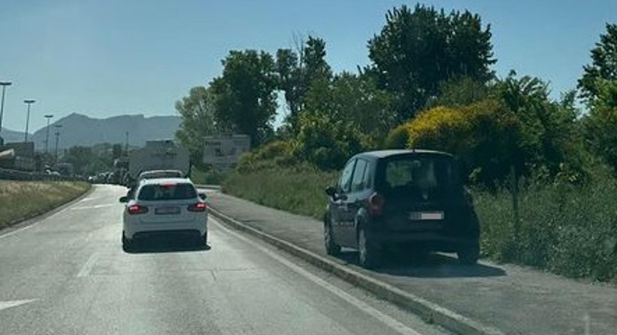 Neki su tako parkirali na nogostupu, posred crte, na mjestima za invalide iako nemaju vidljivu oznaku...
