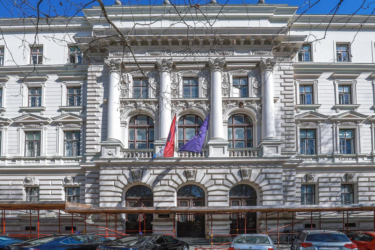 Zagreb: Brojni mediji ispred zgrade Županijskog suda na Zrinjevcu