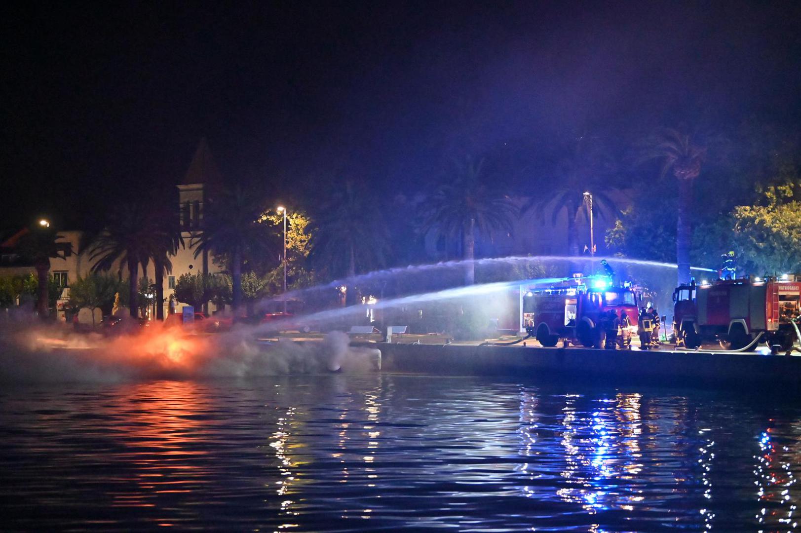 Kako piše Slobodna Dalmacija, gašenje požara trajalo je tako dugo jer je u jahti bila veća količina goriva.