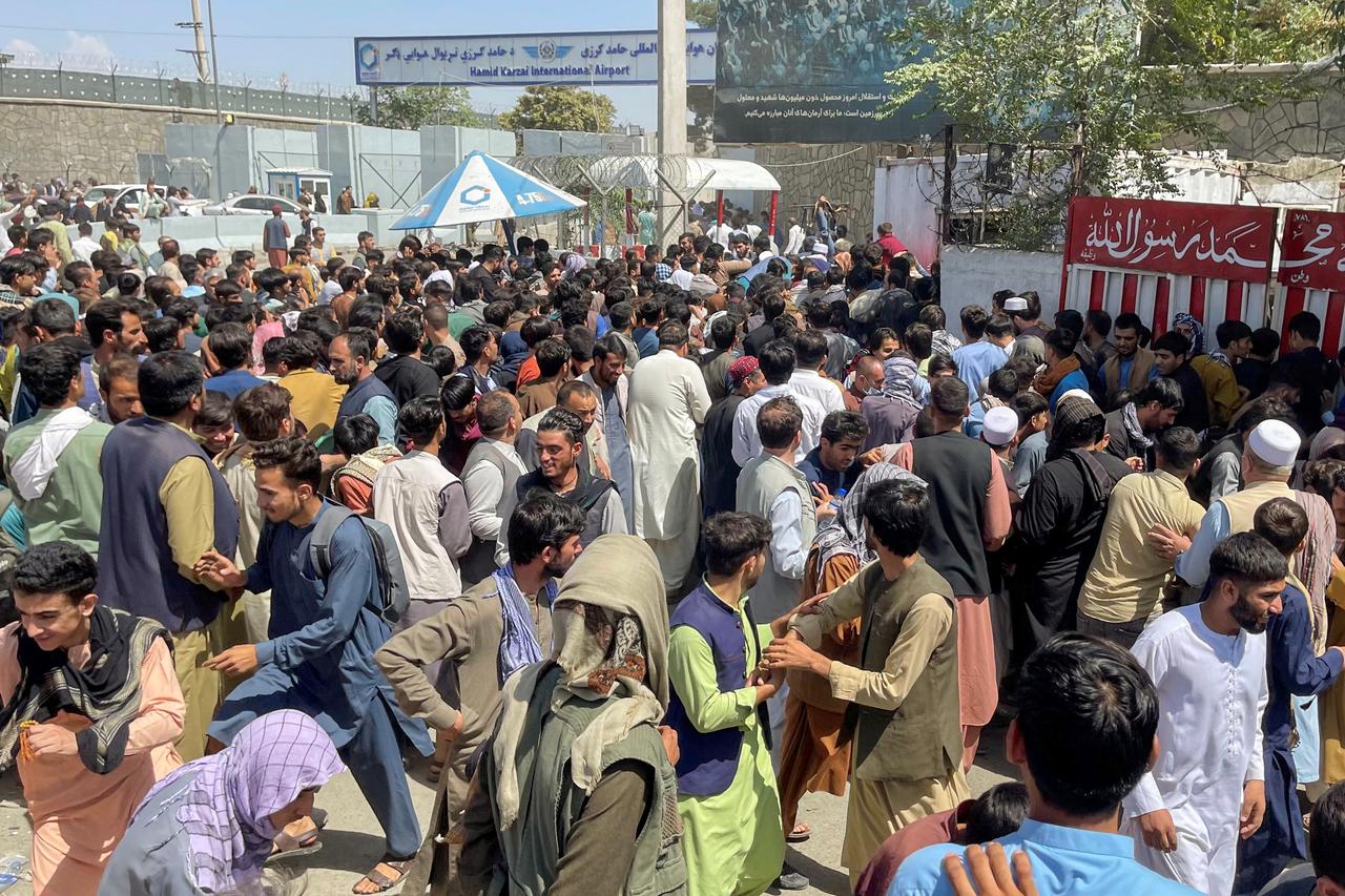 Građani pokušavaju ući u zračnu luku u Kabulu