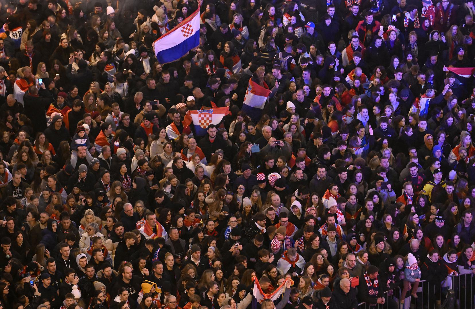 Hrvatski rukometaši su na pozornicu stigli oko 18.40 sati prevođeni izbornikom Dagurom Sigurdssonom.

