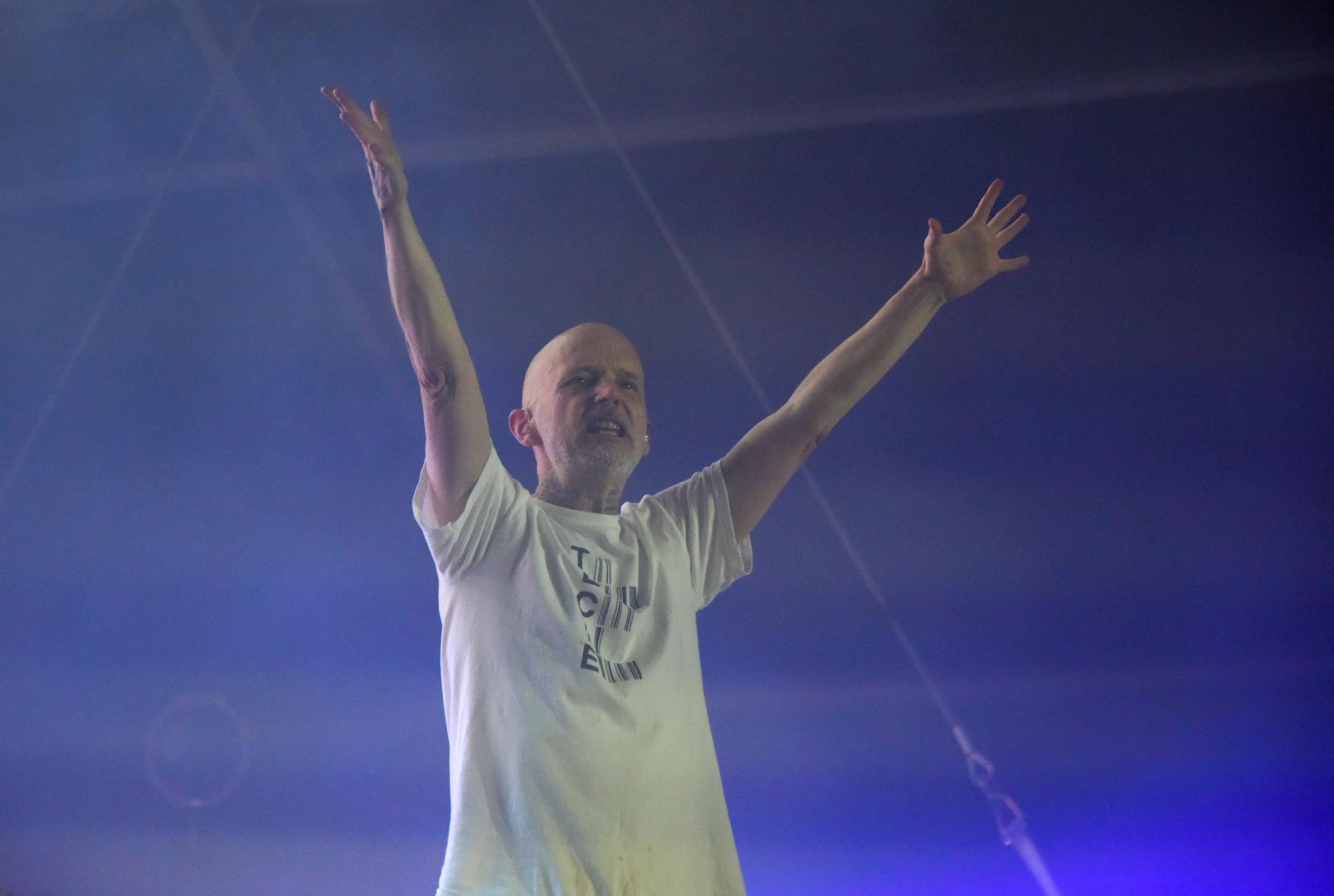 Pulska Arena sinoć je ugostila jedno od najvećih imena svjetske elektroničke glazbe. Moby je pred hrvatskom publikom održao svoj prvi samostalni koncert u Hrvatskoj, u sklopu velike europske turneje kojom se ove godine ponovno vratio velikim koncertnim pozornicama.