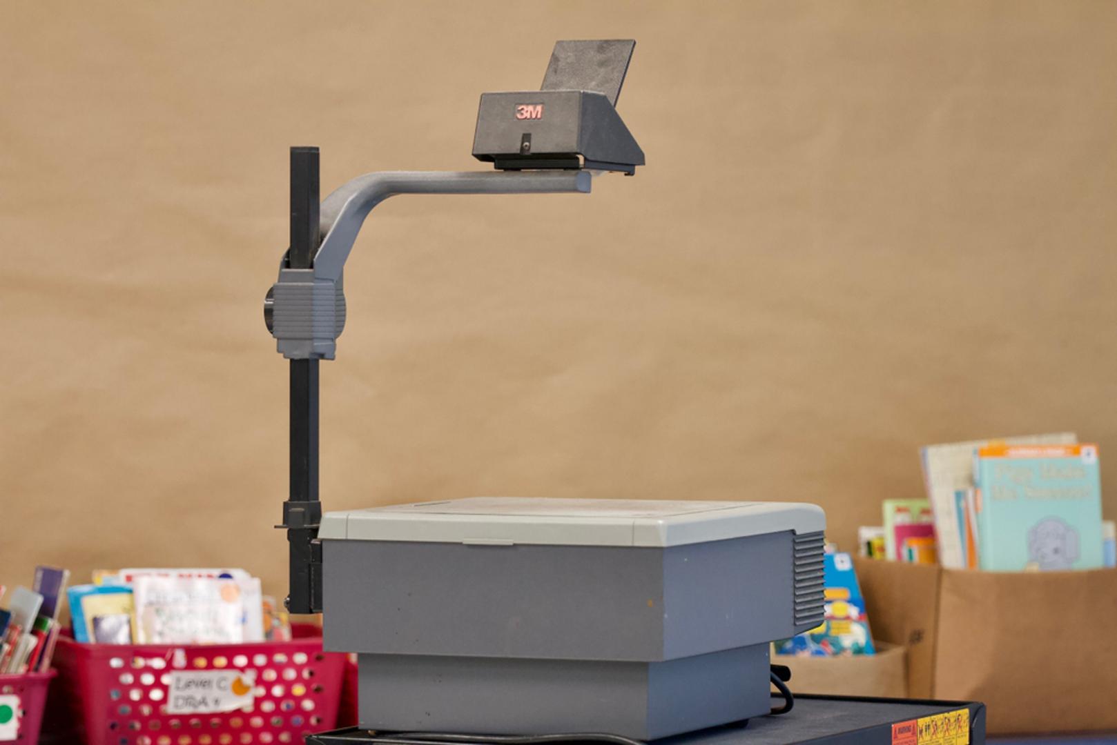 Projektori s folijama (grafoskopi): U školi ne bi prošao dan da se neka lekcija ne odradi baš uz pomoć grafoskopa koji su projicirali lekcije s prozirnih folija. Danas su ih zamijenile PowerPoint prezentacije i digitalni projektori, čime su grafoskopi potpuno nestali iz upotrebe.